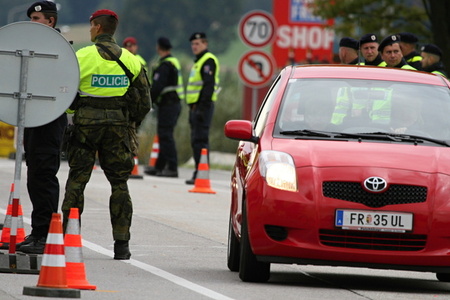 Czech Police and soldiers test the security of the state border