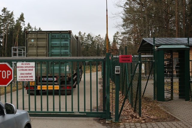 Kontrolou musela projít veškerá technika, která vjížděla do areálu muničních skladů v Týništi nad Orlicí 