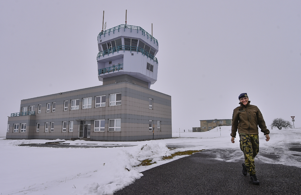 kpt. Palásková před řídící věží, kde mají sídlo letečtí meteorologové