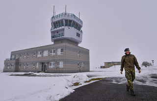 kpt. Palásková před řídící věží, kde mají sídlo letečtí meteorologové