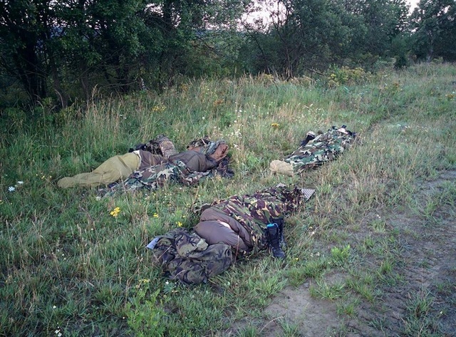 Krátký odpočinek po nočním orientačním závodu.