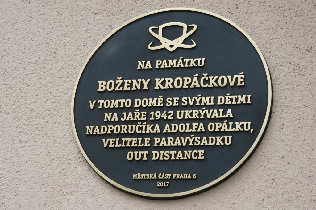 Kruhový tvar pamětní desky má symbolizovat bezpečí, které rodina poskytla výsadkářům