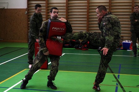Instruktoři boje zblízka v Bechyni obhajovali licenci