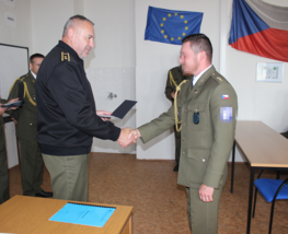  Pan generálmajor Kopecký předává certifikáty úspěšným absolventům kurzu vojenských pozorovatelů