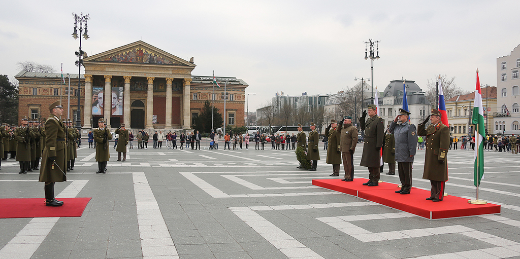 Slavnostní ceremoniál s vojenskými poctami před zahájením jednání náčelníků generálních štábů zemí V4