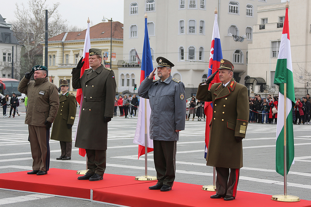 Slavnostní ceremoniál s vojenskými poctami před zahájením jednání náčelníků generálních štábů zemí V4