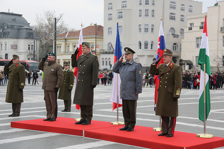Slavnostní ceremoniál s vojenskými poctami před zahájením jednání náčelníků generálních štábů zemí V4