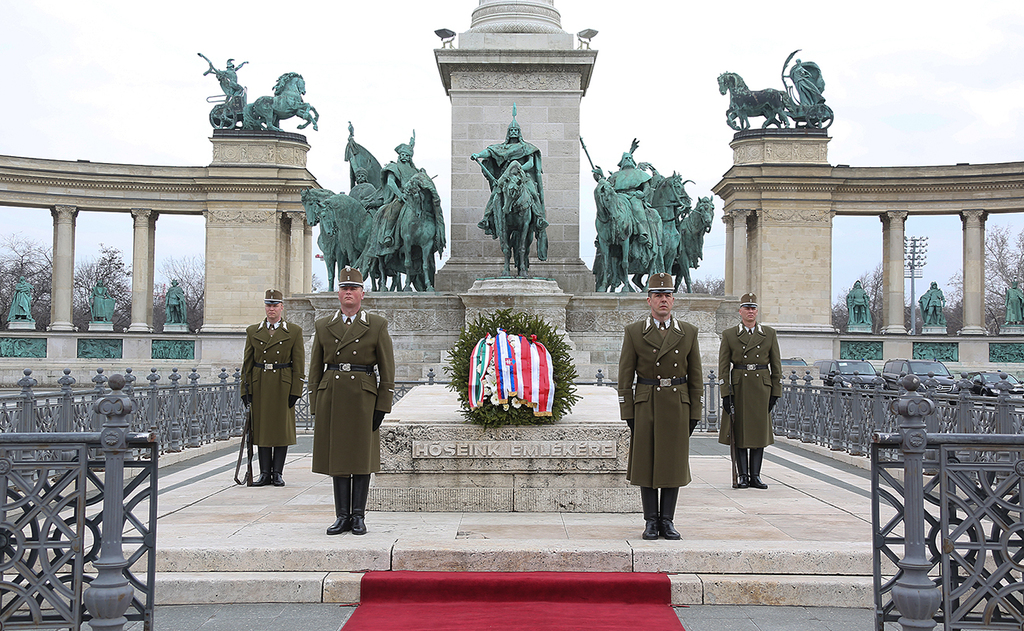 Slavnostní ceremoniál s vojenskými poctami před zahájením jednání náčelníků generálních štábů zemí V4