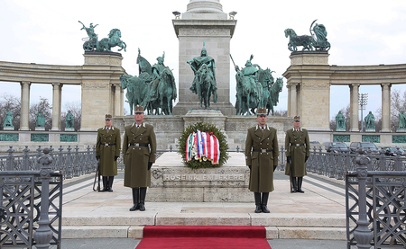 Slavnostní ceremoniál s vojenskými poctami před zahájením jednání náčelníků generálních štábů zemí V4