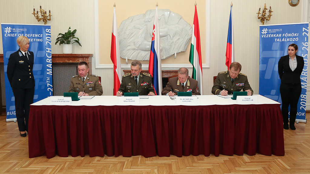 Tématem rozhovorů bylo vyhodnocení dosavadního plnění úkolů předsednictví Maďarska, praktické zapojení zemí V4 do iniciativ NATO a EU i vytváření mnohonárodních bojových uskupení
