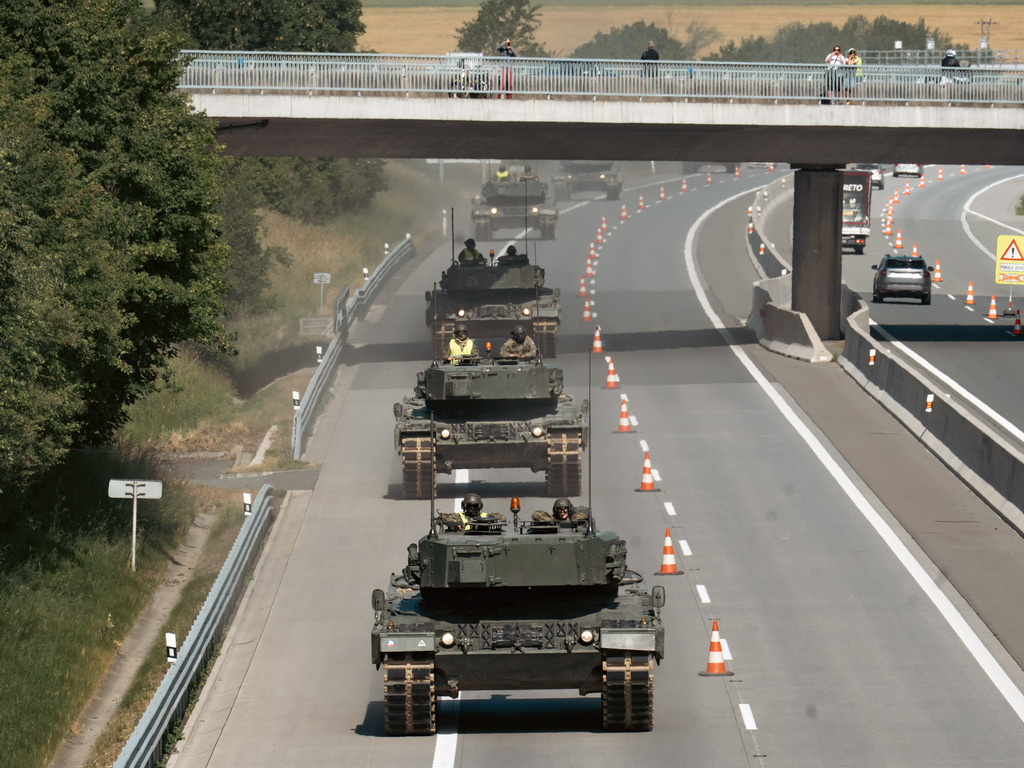 Z přáslavické posádky zamířila v devět ráno kolona tanků Leopard 2A4 doprovázená vyprošťovacími pásovými vozidly a Vojenskou policií. Po celý den nacvičovala přesun po úseku dálnice D35