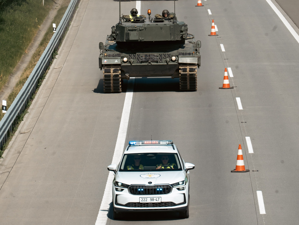 Z přáslavické posádky zamířila v devět ráno kolona tanků Leopard 2A4 doprovázená vyprošťovacími pásovými vozidly a Vojenskou policií. Po celý den nacvičovala přesun po úseku dálnice D35
