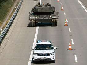 Z přáslavické posádky zamířila v devět ráno kolona tanků Leopard 2A4 doprovázená vyprošťovacími pásovými vozidly a Vojenskou policií. Po celý den nacvičovala přesun po úseku dálnice D35