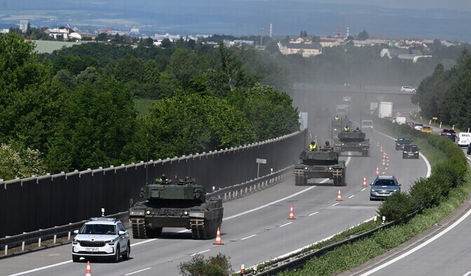 Z přáslavické posádky zamířila v devět ráno kolona tanků Leopard 2A4 doprovázená vyprošťovacími pásovými vozidly a Vojenskou policií. Po celý den nacvičovala přesun po úseku dálnice D35