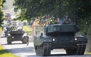 Z přáslavické posádky zamířila v devět ráno kolona tanků Leopard 2A4 doprovázená vyprošťovacími pásovými vozidly a Vojenskou policií. Po celý den nacvičovala přesun po úseku dálnice D35