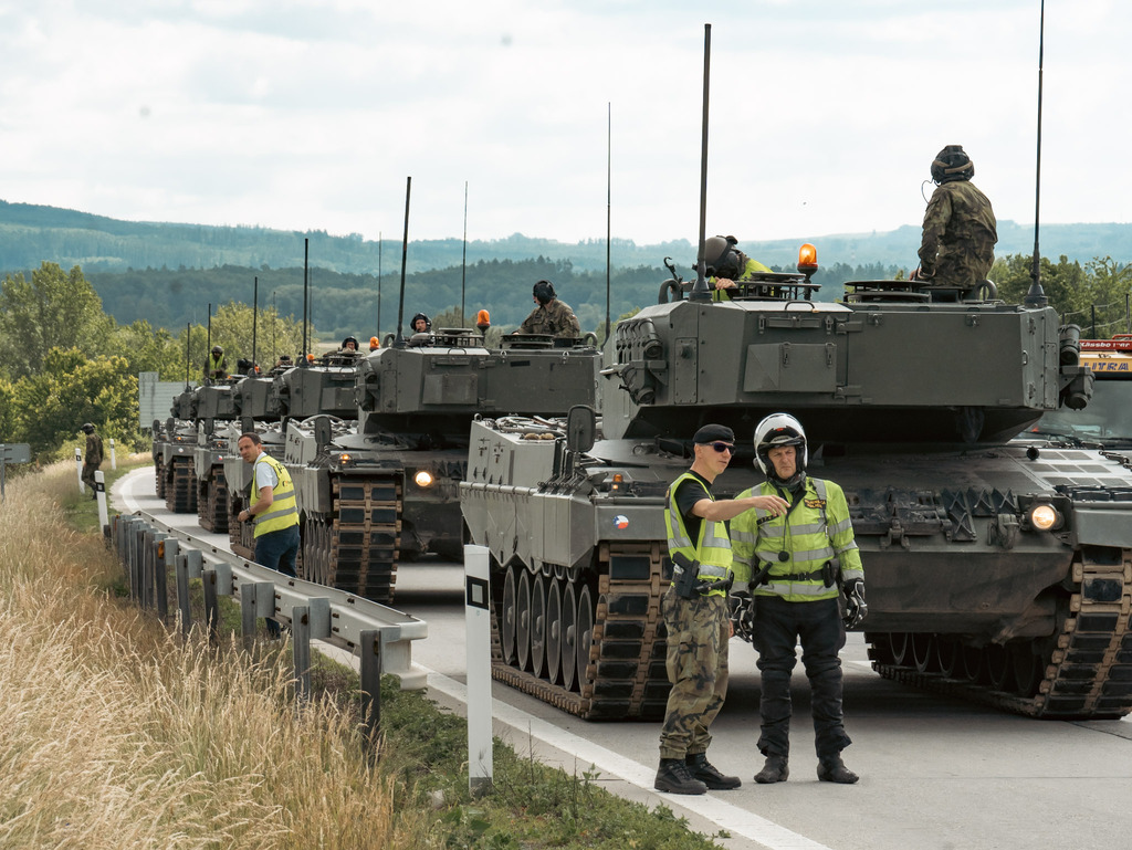 Z přáslavické posádky zamířila v devět ráno kolona tanků Leopard 2A4 doprovázená vyprošťovacími pásovými vozidly a Vojenskou policií. Po celý den nacvičovala přesun po úseku dálnice D35