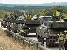 Z přáslavické posádky zamířila v devět ráno kolona tanků Leopard 2A4 doprovázená vyprošťovacími pásovými vozidly a Vojenskou policií. Po celý den nacvičovala přesun po úseku dálnice D35