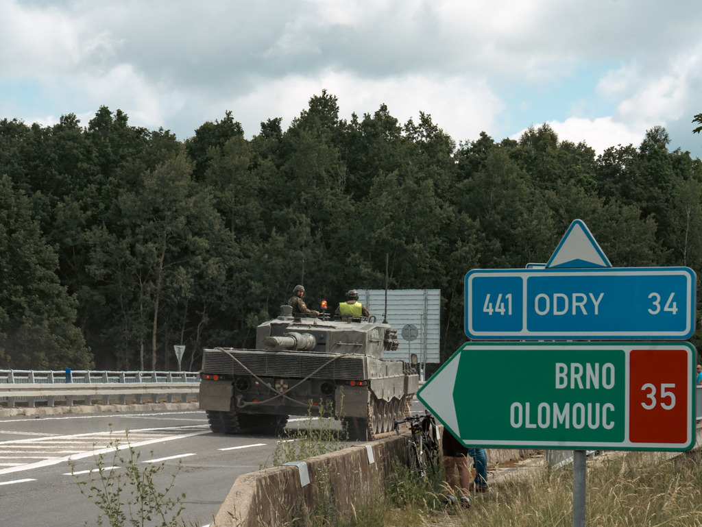 Z přáslavické posádky zamířila v devět ráno kolona tanků Leopard 2A4 doprovázená vyprošťovacími pásovými vozidly a Vojenskou policií. Po celý den nacvičovala přesun po úseku dálnice D35