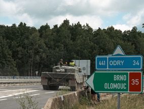 Z přáslavické posádky zamířila v devět ráno kolona tanků Leopard 2A4 doprovázená vyprošťovacími pásovými vozidly a Vojenskou policií. Po celý den nacvičovala přesun po úseku dálnice D35