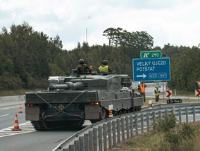 Z přáslavické posádky zamířila v devět ráno kolona tanků Leopard 2A4 doprovázená vyprošťovacími pásovými vozidly a Vojenskou policií. Po celý den nacvičovala přesun po úseku dálnice D35