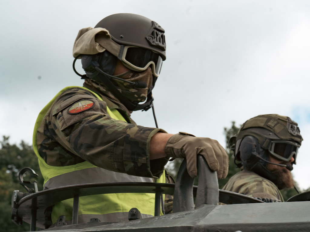 Z přáslavické posádky zamířila v devět ráno kolona tanků Leopard 2A4 doprovázená vyprošťovacími pásovými vozidly a Vojenskou policií. Po celý den nacvičovala přesun po úseku dálnice D35