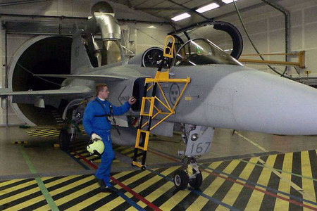 Piloti gripenů mají na ostrý start 15 minut. I díky technikům ho zvládnou o třetinu rychleji