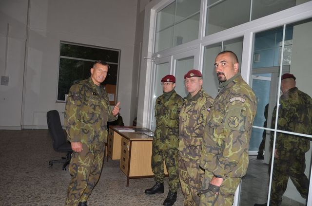major Břetislav Sedláček při poučení psovodů ke střežení objektu před zahájením štábního nácviku