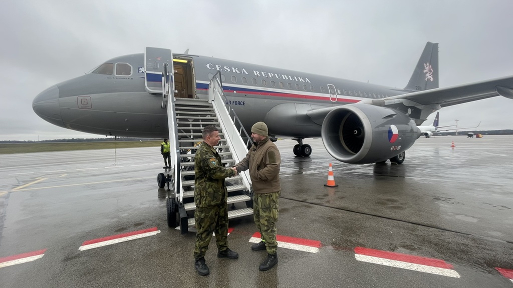 Major Buldra (vlevo) se loučí při odletu se svým nástupcem