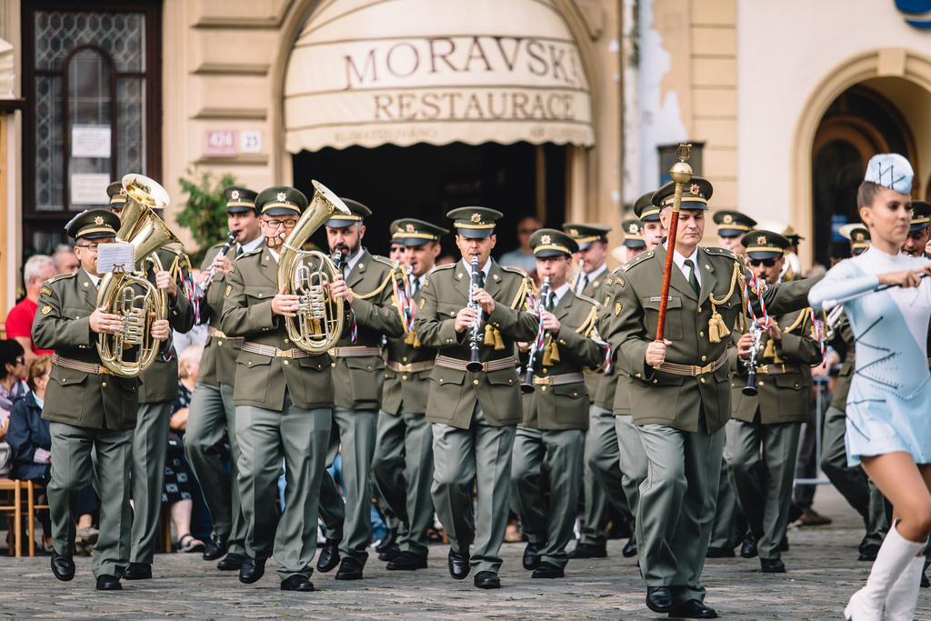 Major Gustav Foret v čele Vojenské hudby Olomouc.