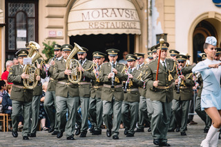 Major Gustav Foret v čele Vojenské hudby Olomouc.