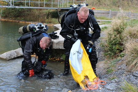 Potápěči ladí formu v zatopeném lomu na Bruntálsku