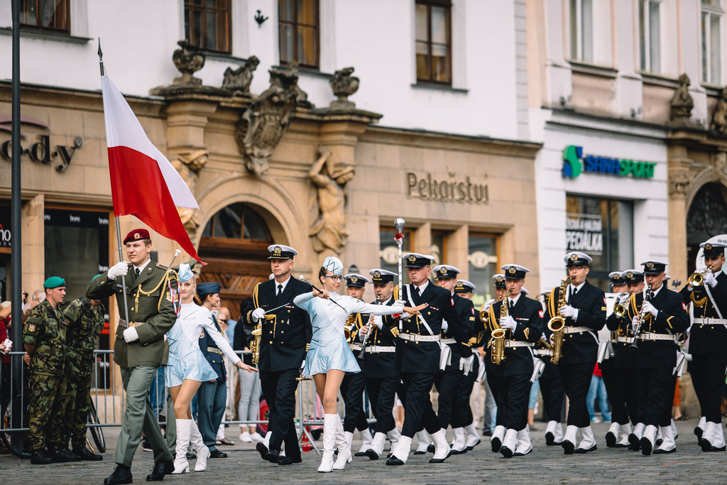 Mažoretky přivádějí na olomoucké náměstí polskou vojenskou hudbu.