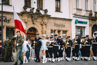 Mažoretky přivádějí na olomoucké náměstí polskou vojenskou hudbu.