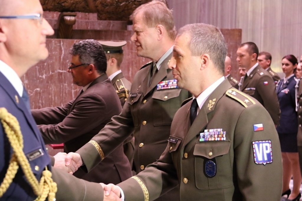 Medaile předával i brigádní generál Pavel Kříž, náčelník VP
