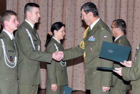 Ve Vyškově udělili bronzové odznaky absolventům poddůstojnického kurzu 