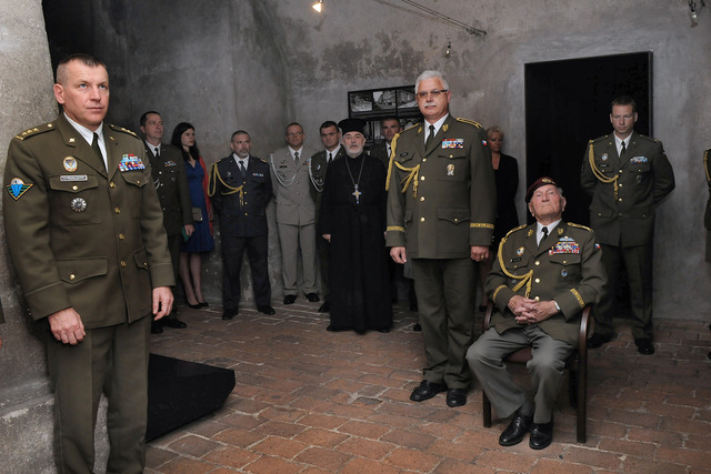 Mezi čestnými hosty byl gen.Klemeš (sedící), velitel 4.brn plk.Hlaváč a také ředitel památníku a děkan katedrályThDr. Jaroslav Šuvarský