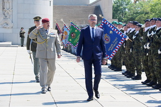 Ilustrační obrázek ke článkuMinistr obrany a náčelník Generálního štábu na oslavu Dne ozbrojených sil předali resortní vyznamenání