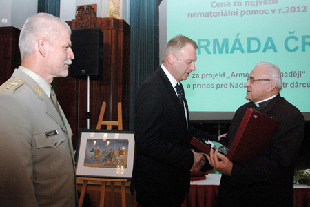 Nadace pro transplantaci kostní dřeně ocenila Armádu ČR za její projekt