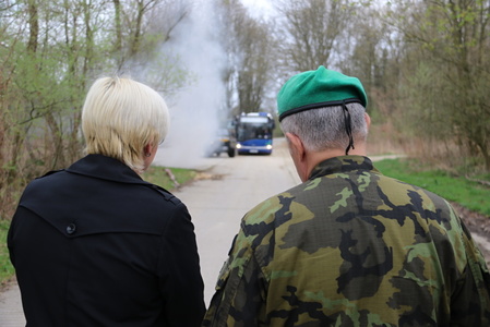 Ministryně Šlechtová s plukovníkem Hrabcem z KVV Ostrava při sledování dynamické ukázky