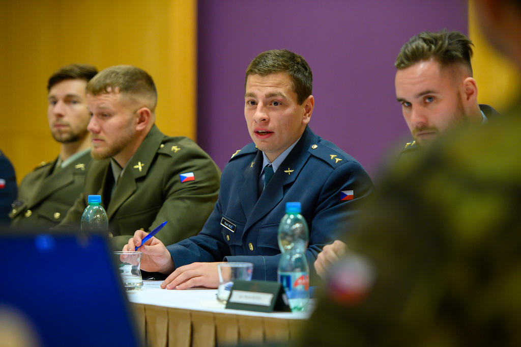Mladé důstojníky mají pozemní i vzdušné síly AČR