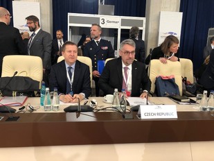 Ministr obrany s českým velvyslancem při COPS Tomášem Szunyogem 