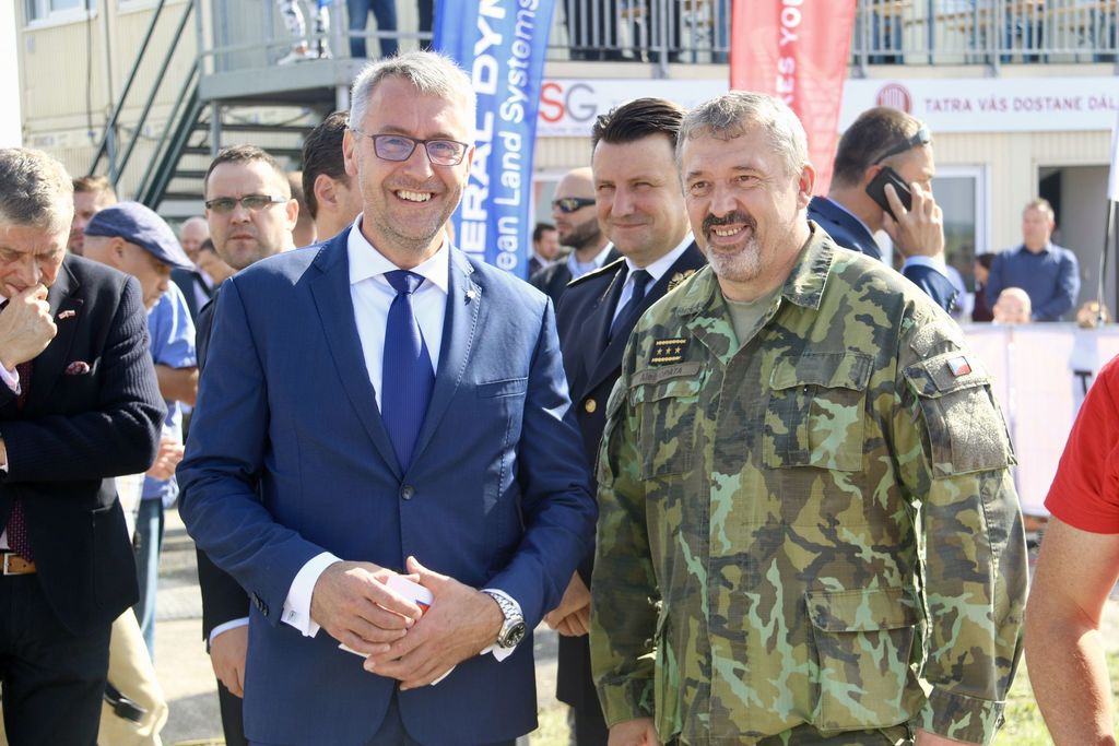 Ministr obrany Lubomír Metnar a náčelník Generálního štábu AČR generálporučík Aleš Opata během slavnostního zahájení