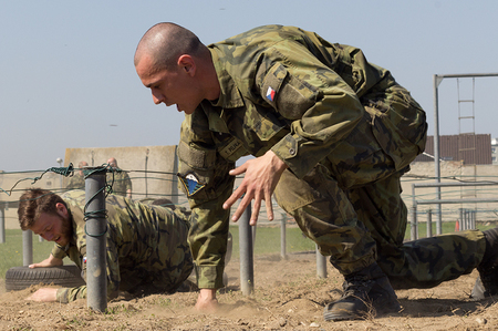 Chrudimští výsadkáři pokořili překážkovou dráhu NATO. O vítězi rozhodla pouhá vteřina