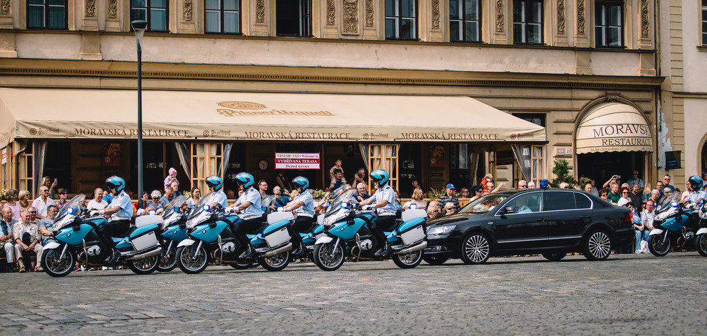 Motocyklová četa Hradní stráže a doprovodné vozidlo během exhibičního vystoupení.