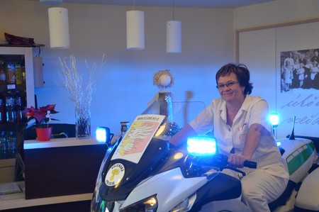 Sedlo služebního motocyklu vyzkoušela i vrchní sestra domova