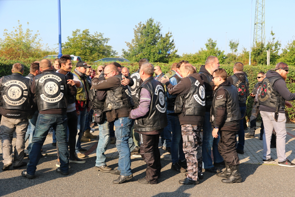 Motorkáři táhnou za jeden provaz, stejně jako vojáci