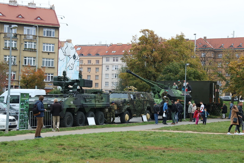 Na Vítězném náměstí se prezentovaly sekce a odbory GŠ a vojenské útvary Armády ČR statickými a dynamickými ukázkami.