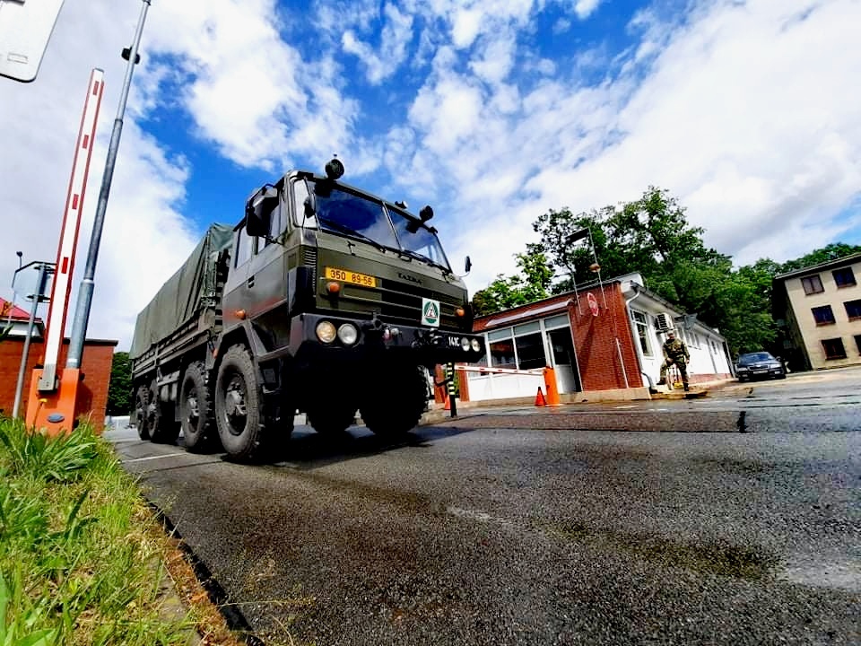 Na civilních pozemních komunikacích řidiči absolvují jízdy v okruhu do 60 km