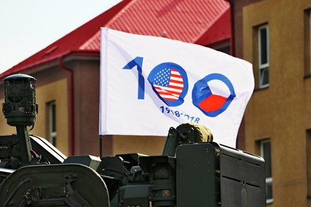 Na vozech vlála symbolika sta let spolupráce