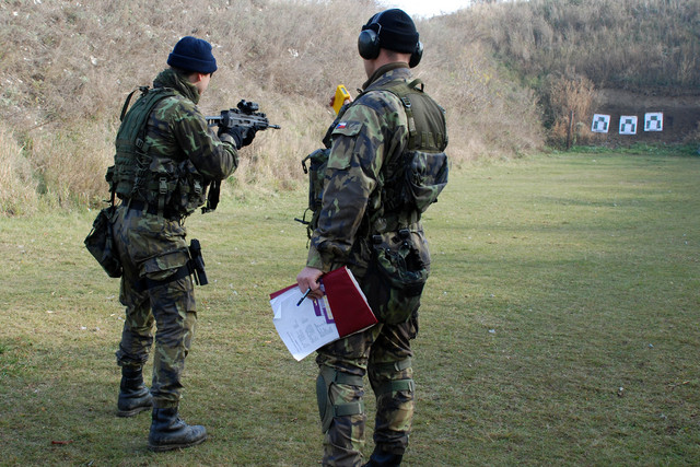 Na výcvik dohlíží instruktor, který měří čas splnění úkolu